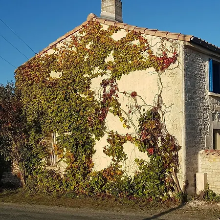 Couette-café La Jolie Longère Fleurie Tiny House Avec Piscine Et Jardin Le Gue-d'Allere