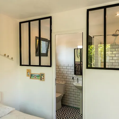 La Jolie Longère Fleurie Tiny House Avec Piscine Et Jardin Couette-café 3*