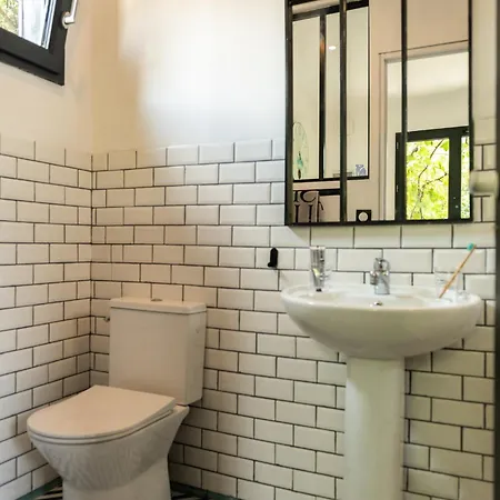 La Jolie Longère Fleurie Tiny House Avec Piscine Et Jardin Couette-café 3*