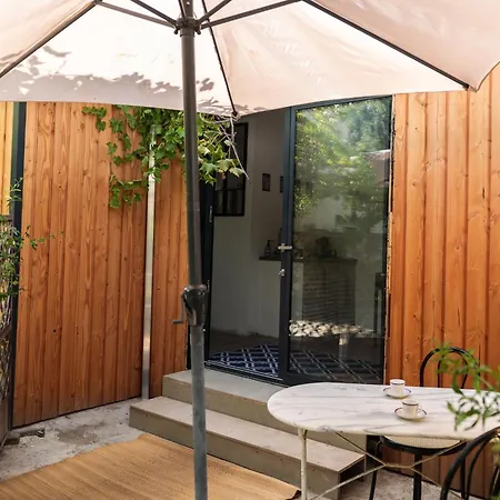 La Jolie Longère Fleurie Tiny House Avec Piscine Et Jardin Couette-café 3*